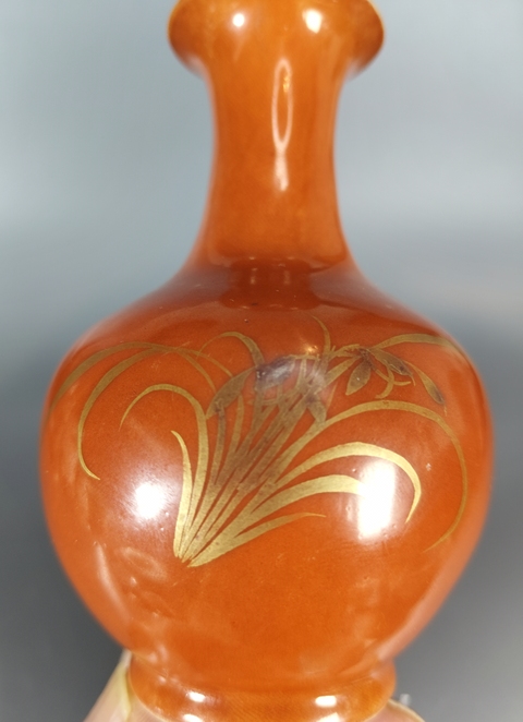 古玩陶瓷清末民初·**紅釉描金蘭花紋瓶拍賣，當(dāng)前價(jià)格2699元