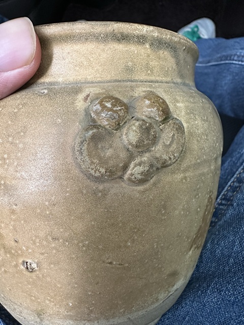 古玩陶瓷青釉貼塑梅花罐真品鑒賞圖