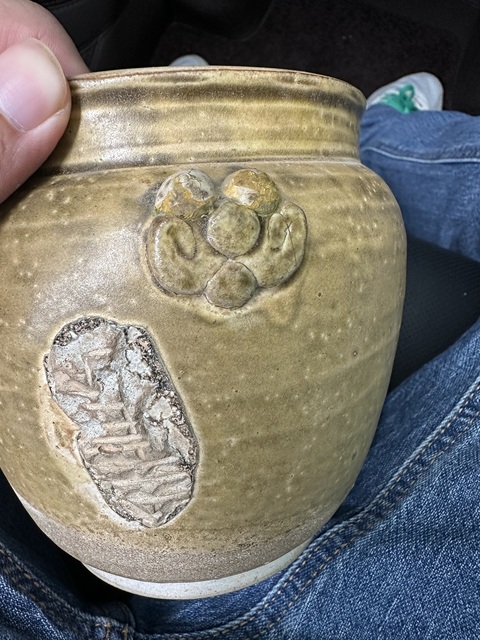 古玩陶瓷青釉貼塑梅花罐真品鑒賞圖