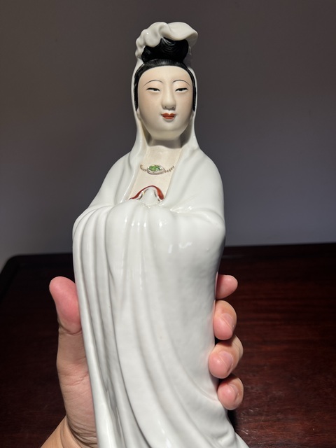 古玩陶瓷白釉觀音瓷像真品鑒賞圖