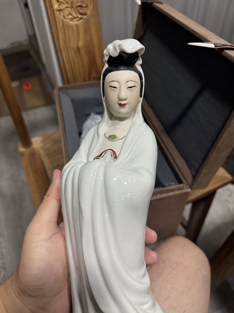 古玩陶瓷白釉觀音瓷像真品鑒賞圖