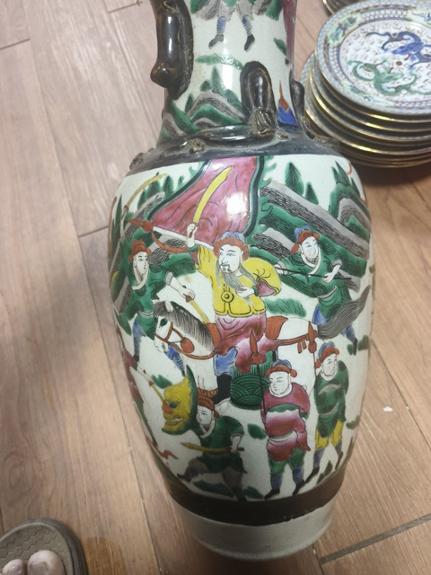 古玩陶瓷哥釉粉彩刀馬人物花口瓶真品鑒賞圖