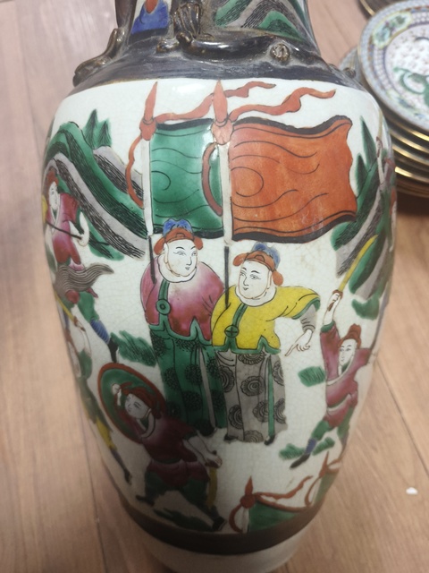 古玩陶瓷哥釉粉彩刀馬人物花口瓶真品鑒賞圖