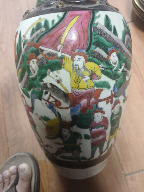 古玩陶瓷哥釉粉彩刀馬人物花口瓶真品鑒賞圖