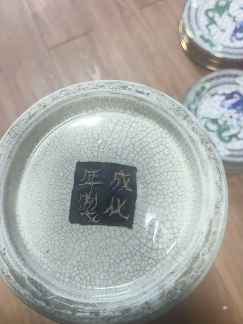 古玩陶瓷哥釉粉彩刀馬人物花口瓶真品鑒賞圖