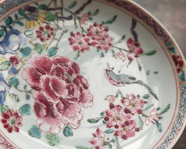 古玩陶瓷粉彩花鳥紋盤真品鑒賞圖