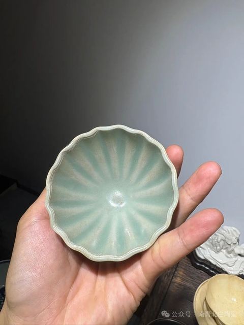 古玩陶瓷龍泉窯青釉盞真品鑒賞圖