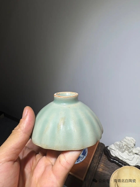 古玩陶瓷龍泉窯青釉盞真品鑒賞圖
