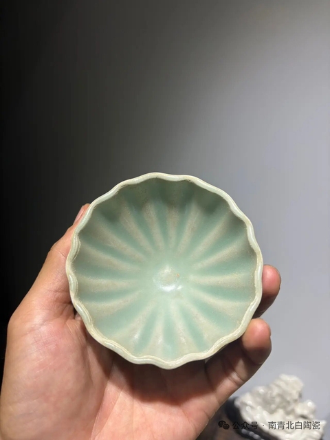 古玩陶瓷龍泉窯青釉盞真品鑒賞圖