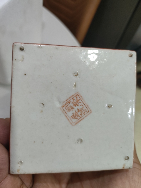 古玩陶瓷紅地開窗墨彩方壺（注）真品鑒賞圖
