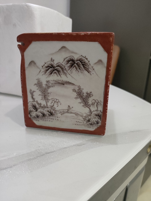 古玩陶瓷紅地開窗墨彩方壺（注）真品鑒賞圖