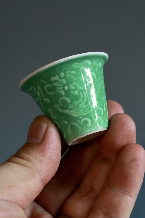 古玩陶瓷蘋果綠堆白龍紋馬蹄杯真品鑒賞圖
