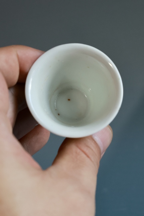古玩陶瓷蘋果綠堆白龍紋馬蹄杯真品鑒賞圖