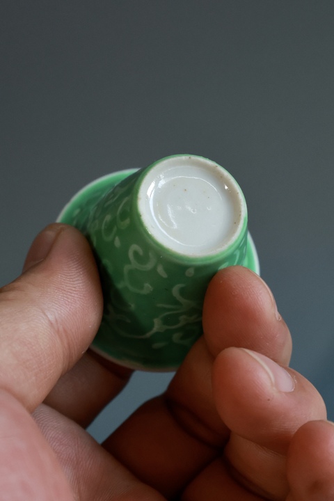 古玩陶瓷蘋果綠堆白龍紋馬蹄杯真品鑒賞圖