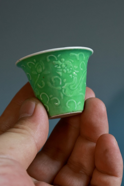 古玩陶瓷蘋果綠堆白龍紋馬蹄杯真品鑒賞圖