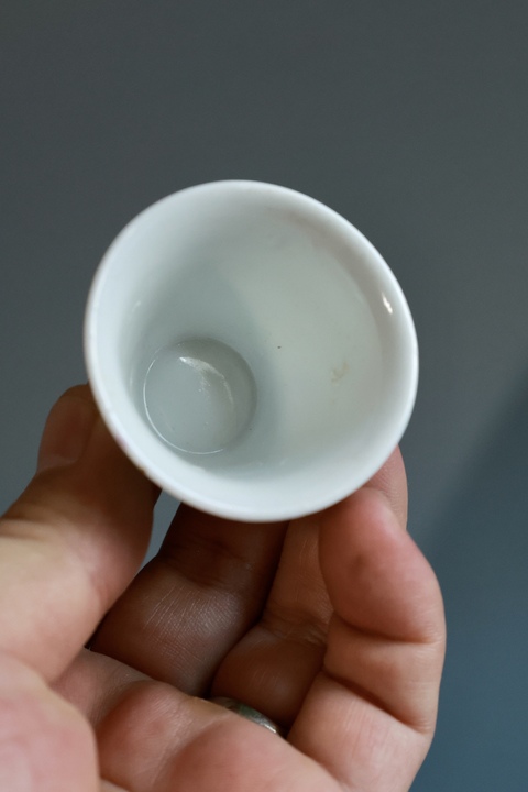 古玩陶瓷蘋果綠堆白龍紋馬蹄杯真品鑒賞圖
