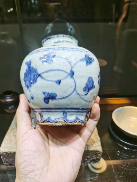 古玩陶瓷 花卉紋青花罐真品鑒賞圖