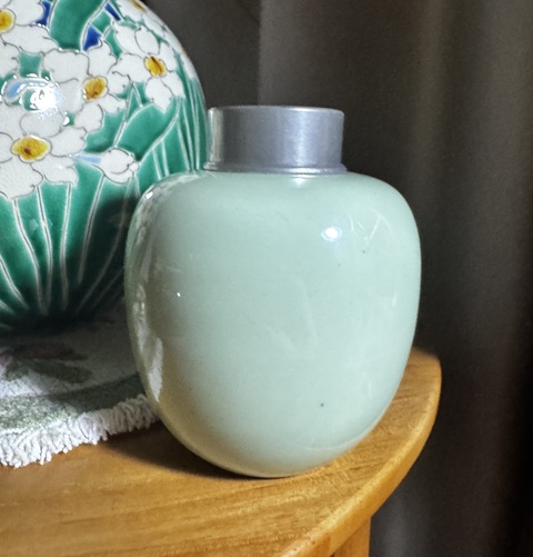 古玩陶瓷豆青釉罐真品鑒賞圖