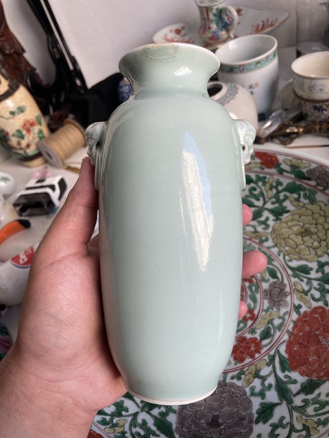 古玩陶瓷清晚期豆青釉雙獸耳燈籠瓶真品鑒賞圖