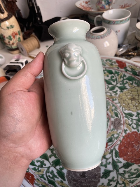 古玩陶瓷清晚期豆青釉雙獸耳燈籠瓶真品鑒賞圖