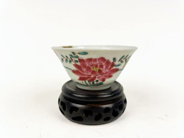 古玩陶瓷清雍正·粉彩蓮池鴛鴦馬蹄杯拍賣,當(dāng)前價(jià)格198元