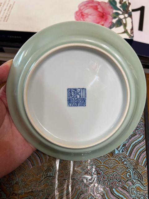 古玩陶瓷清乾隆豆青釉盤真品鑒賞圖
