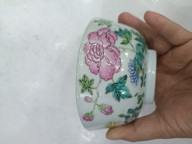 古玩陶瓷花卉紋粉彩碗真品鑒賞圖