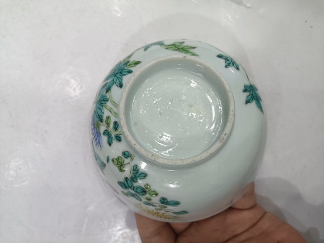 古玩陶瓷花卉紋粉彩碗真品鑒賞圖