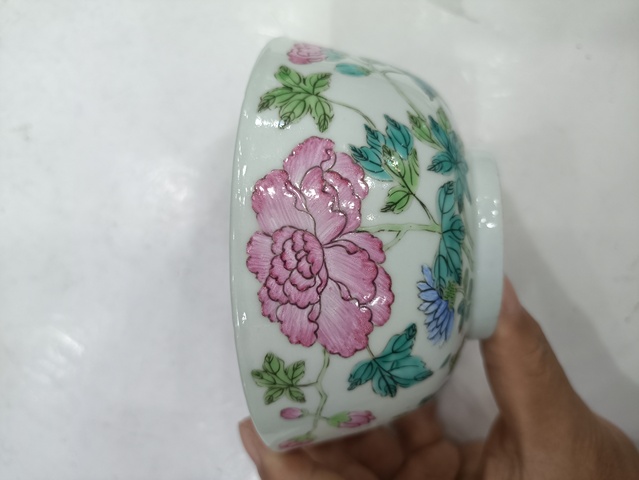 古玩陶瓷花卉紋粉彩碗真品鑒賞圖