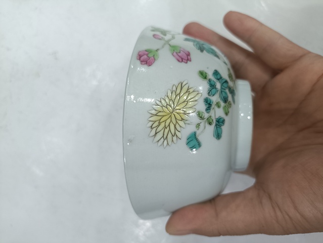 古玩陶瓷花卉紋粉彩碗真品鑒賞圖