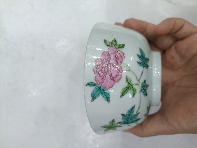 古玩陶瓷花卉紋粉彩碗真品鑒賞圖