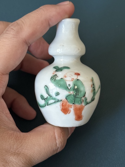 古玩陶瓷嬰戲紋粉彩葫蘆瓶式鼻煙壺真品鑒賞圖