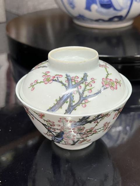 古玩陶瓷粉彩梅花過墻紋蓋碗真品鑒賞圖