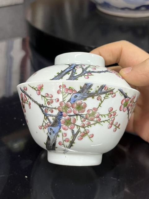 古玩陶瓷粉彩梅花過墻紋蓋碗真品鑒賞圖