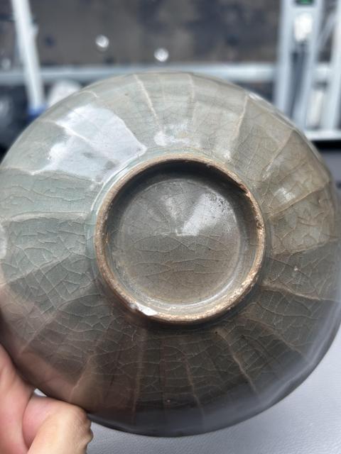古玩陶瓷龍泉青瓷刻仰蓮紋碗真品鑒賞圖