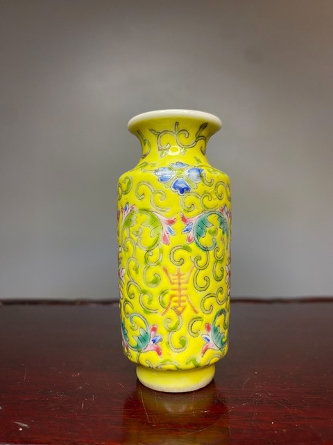 古玩陶瓷民國黃地粉彩瓶真品鑒賞圖