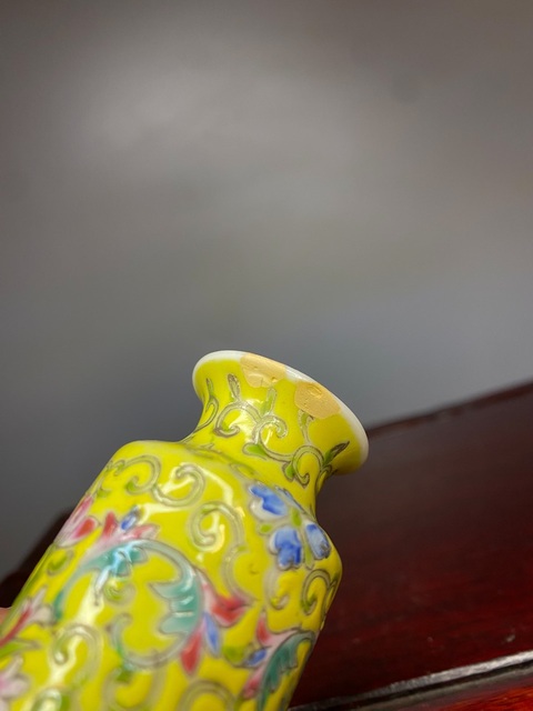 古玩陶瓷民國黃地粉彩瓶真品鑒賞圖