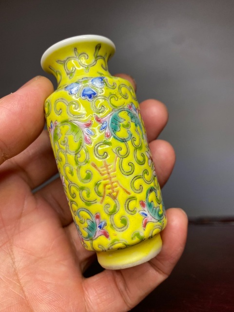 古玩陶瓷民國黃地粉彩瓶真品鑒賞圖