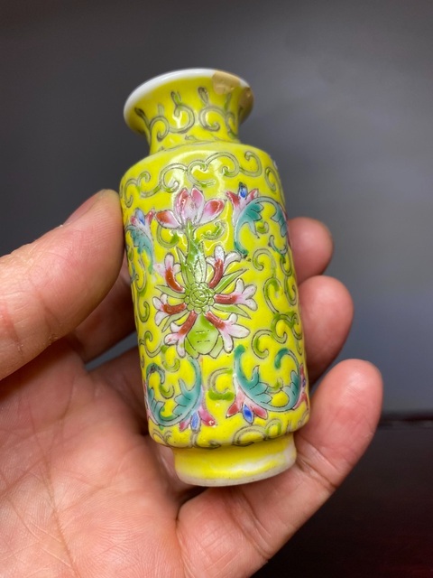 古玩陶瓷民國黃地粉彩瓶真品鑒賞圖