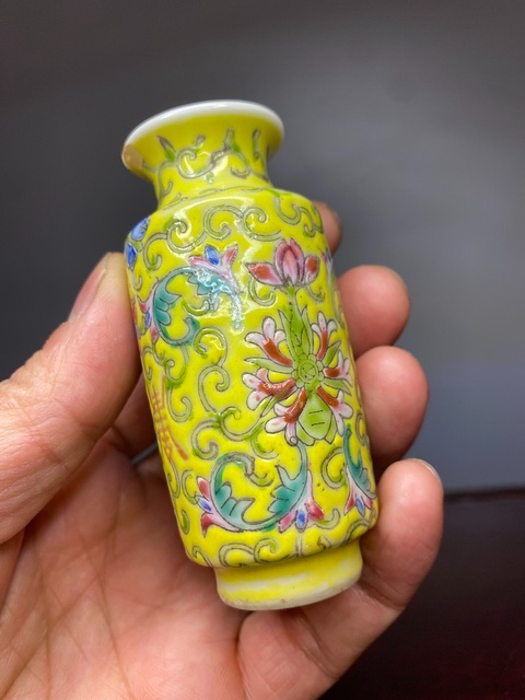 古玩陶瓷民國黃地粉彩瓶真品鑒賞圖