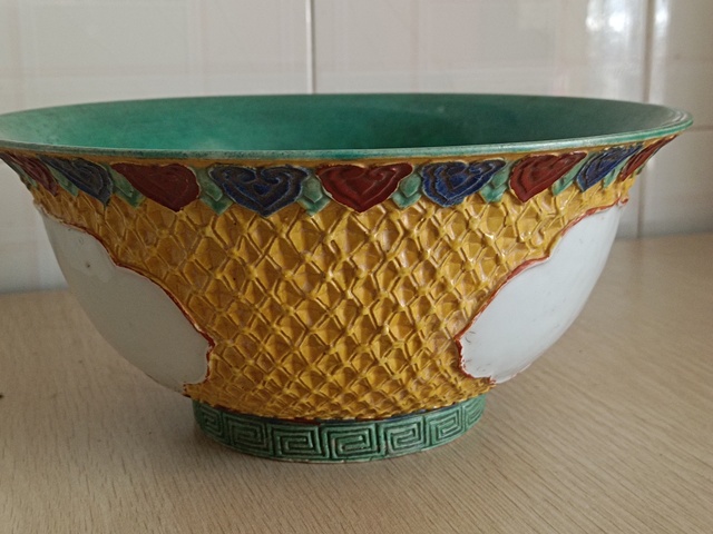 古玩陶瓷五彩堆塑錦地碗真品鑒賞圖
