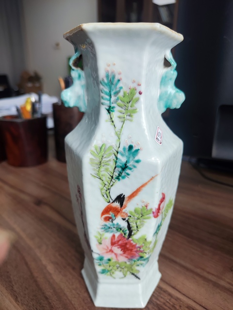 古玩陶瓷淺絳彩花鳥紋詩雙獅耳六方瓶真品鑒賞圖