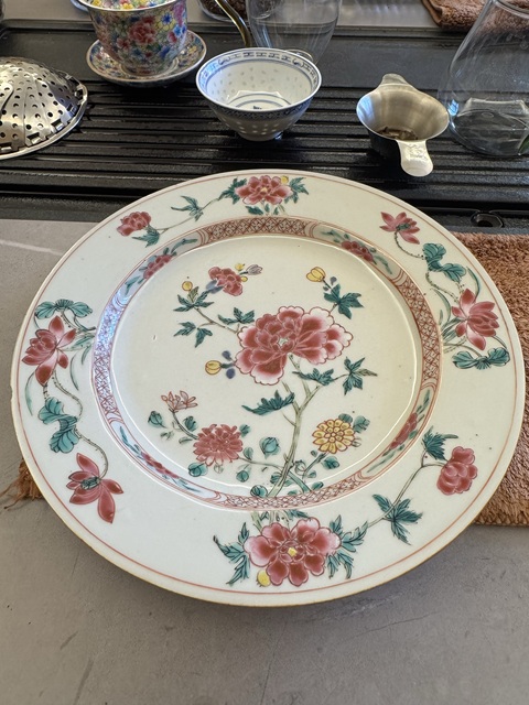 古玩陶瓷花卉紋粉彩盤真品鑒賞圖