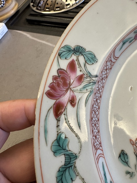 古玩陶瓷花卉紋粉彩盤真品鑒賞圖