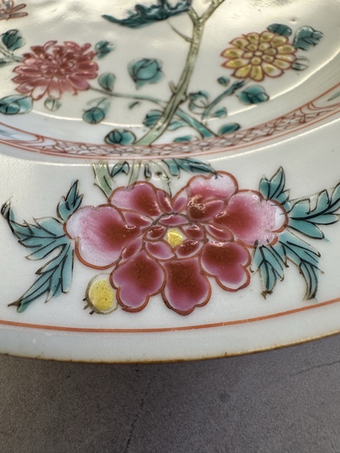 古玩陶瓷花卉紋粉彩盤真品鑒賞圖