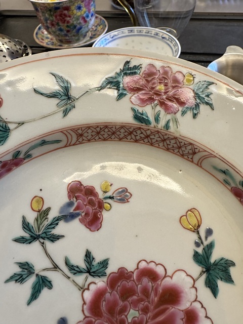 古玩陶瓷花卉紋粉彩盤真品鑒賞圖