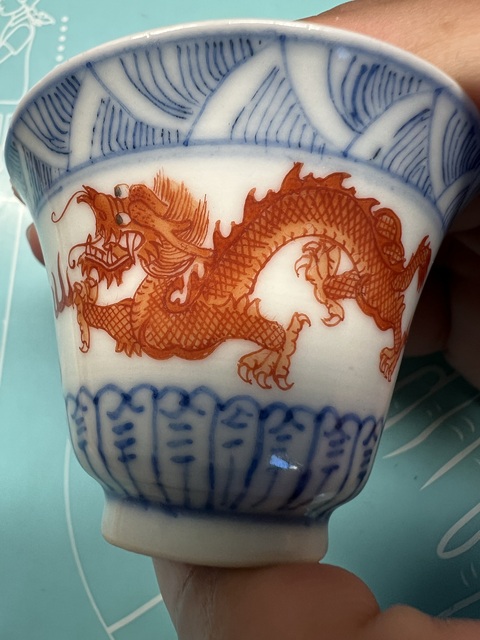古玩陶瓷民國青花礬紅云龍趕珠紋杯真品鑒賞圖