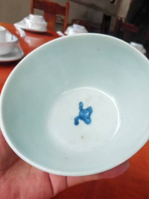 古玩陶瓷青花夔龍紋茶碗真品鑒賞圖