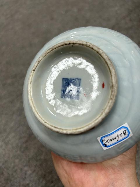 古玩陶瓷天藍釉刻夔龍紋蒜頭瓶真品鑒賞圖