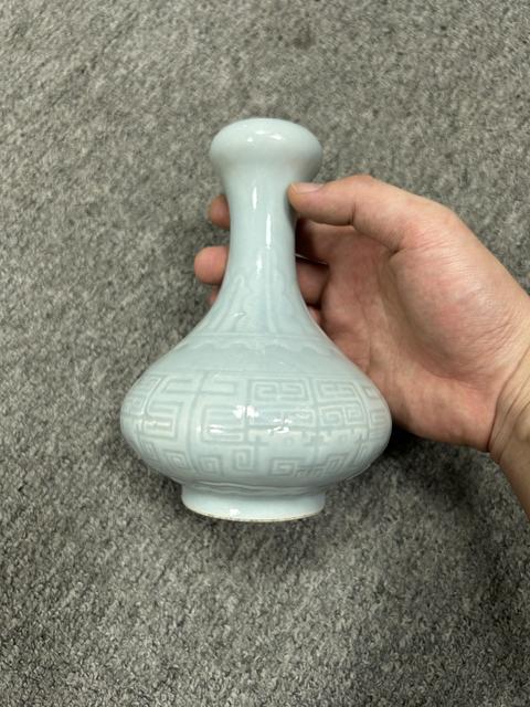 古玩陶瓷天藍釉刻夔龍紋蒜頭瓶真品鑒賞圖